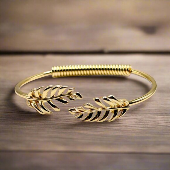 18K Gold Plated Laurel Leaf Bangle Bracelet - Picture 5 of 6